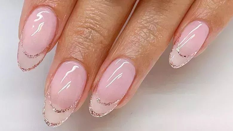 Cómo participar en la tendencia de la manicura francesa de contorno que arrasa en las redes sociales