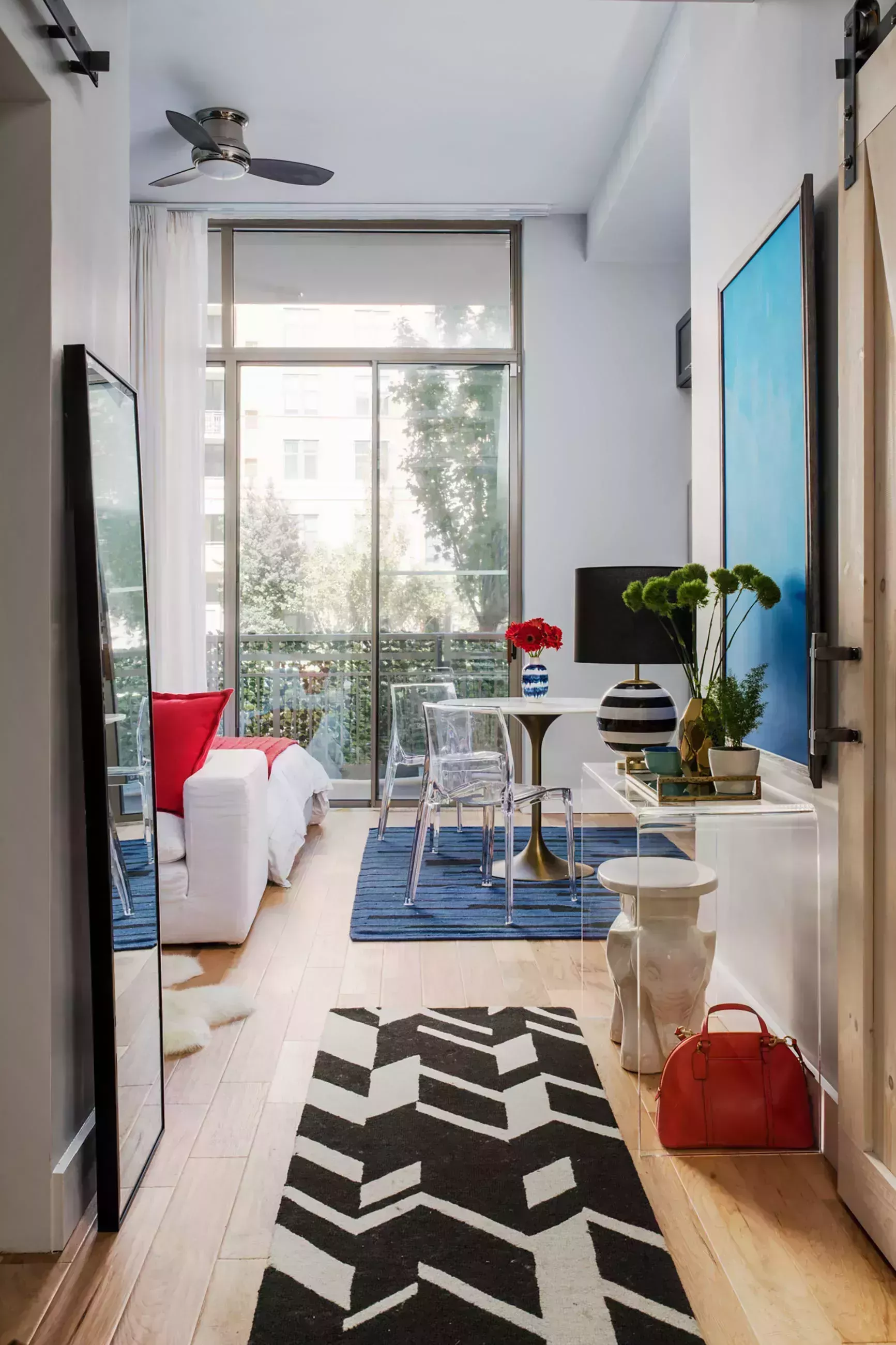 Cómo una diseñadora utilizó todos sus trucos para organizar brillantemente un pequeño apartamento en Virginia 