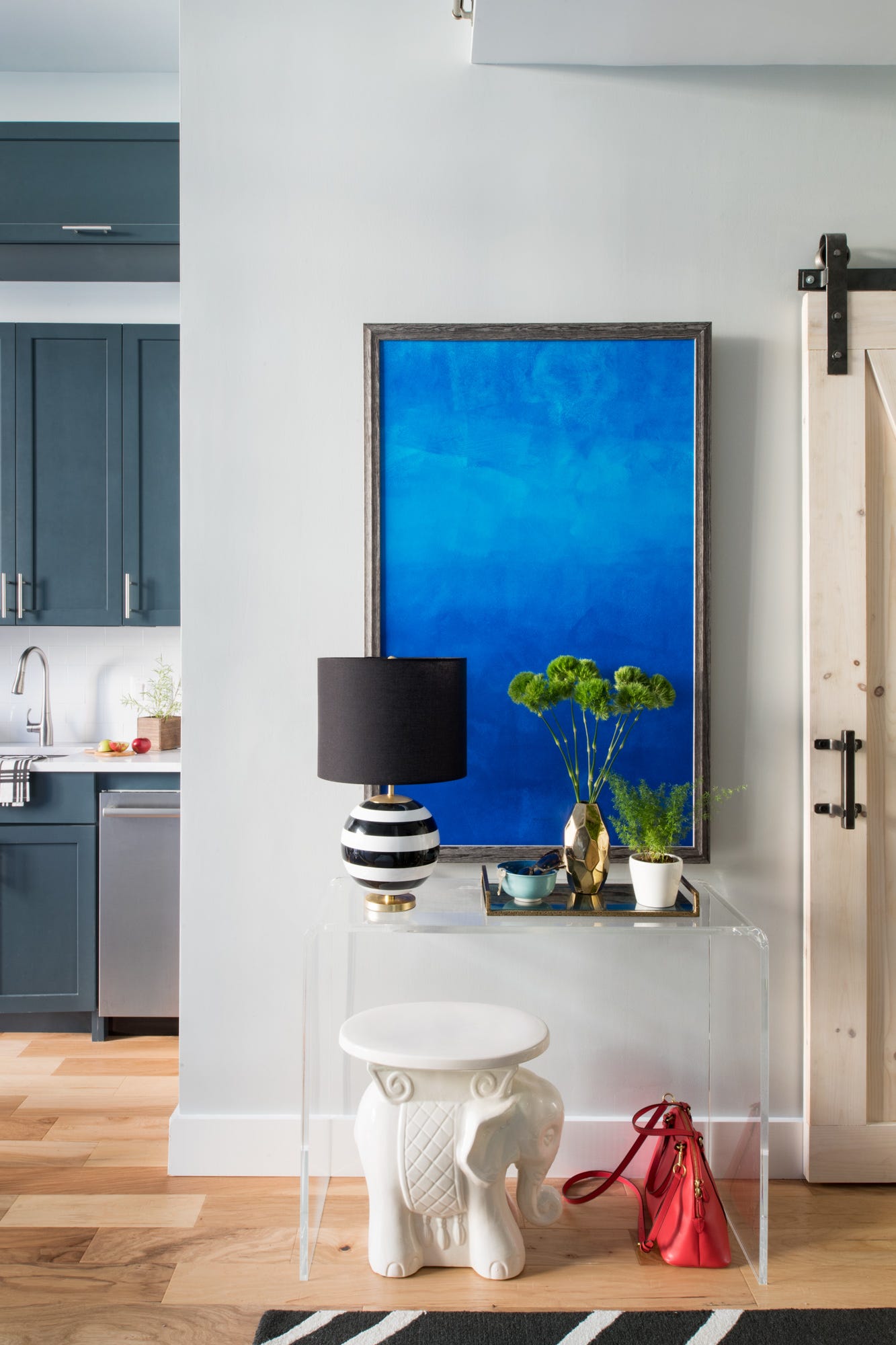 Cómo una diseñadora utilizó todos sus trucos para organizar brillantemente un pequeño apartamento en Virginia  