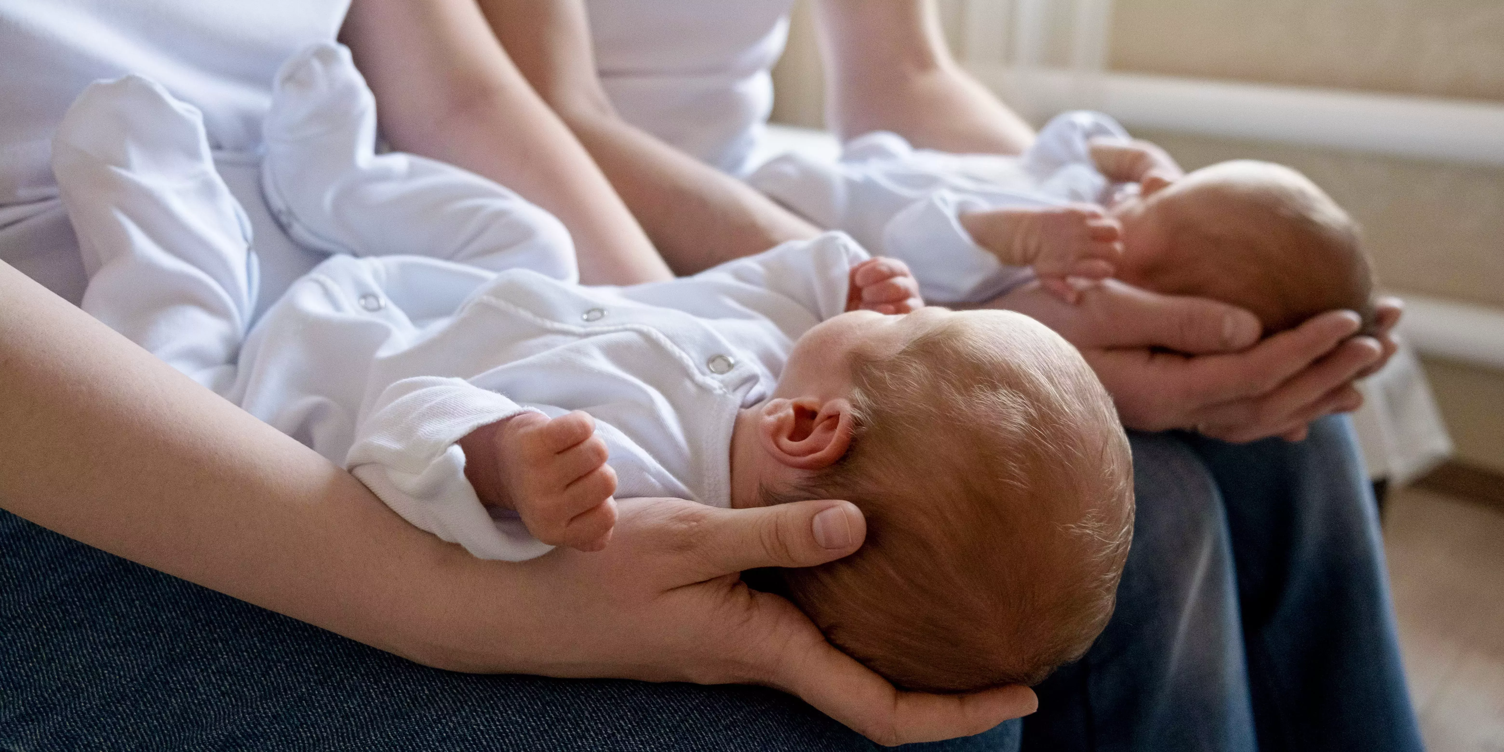 Dos hermanas gemelas idénticas dieron a luz a niños el mismo día en el mismo hospital, con sólo unas horas de diferencia.