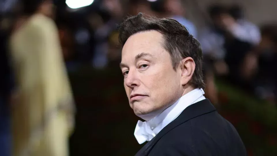 Elon Musk ha sido acusado de acoso sexual por una auxiliar de vuelo de su compañía