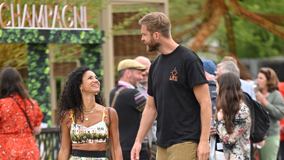 Vick Hope y Calvin Harr se han comprometido