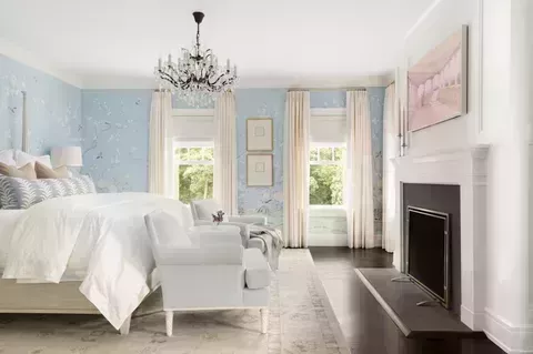 Esta casa tradicional de Greenwich combina elementos lúdicos y formales para un aspecto intemporal