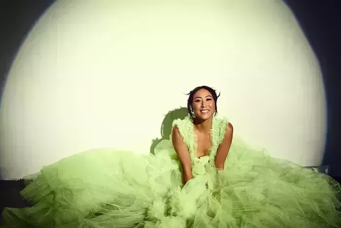 ¡EXCLUSIVA! La YouTuber Lizzy Capri está viviendo su mejor vida, y estamos *tan* aquí por ello