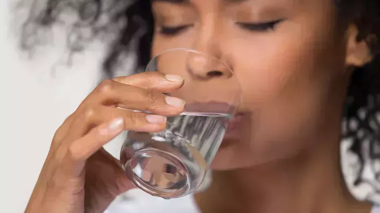 Expertos en cuidado de la piel explican qué es la resaca de la piel y cómo puedes recuperarte de ella