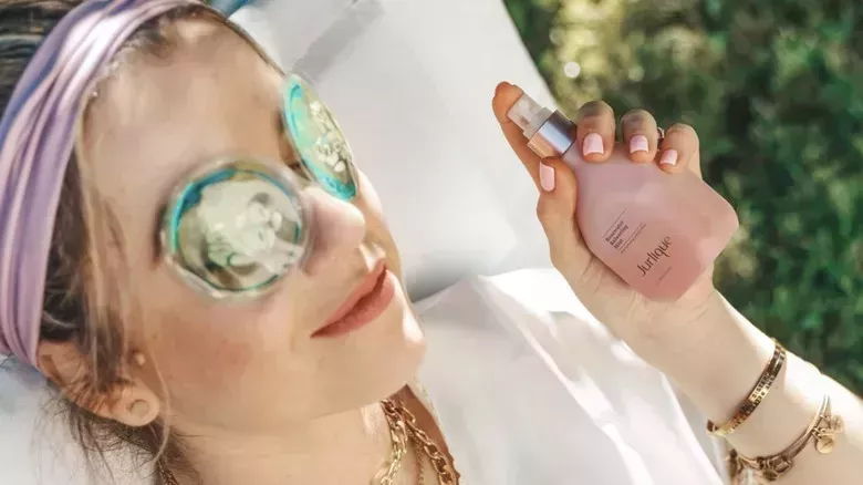 Expertos en cuidado de la piel explican qué es la resaca de la piel y cómo puedes recuperarte de ella