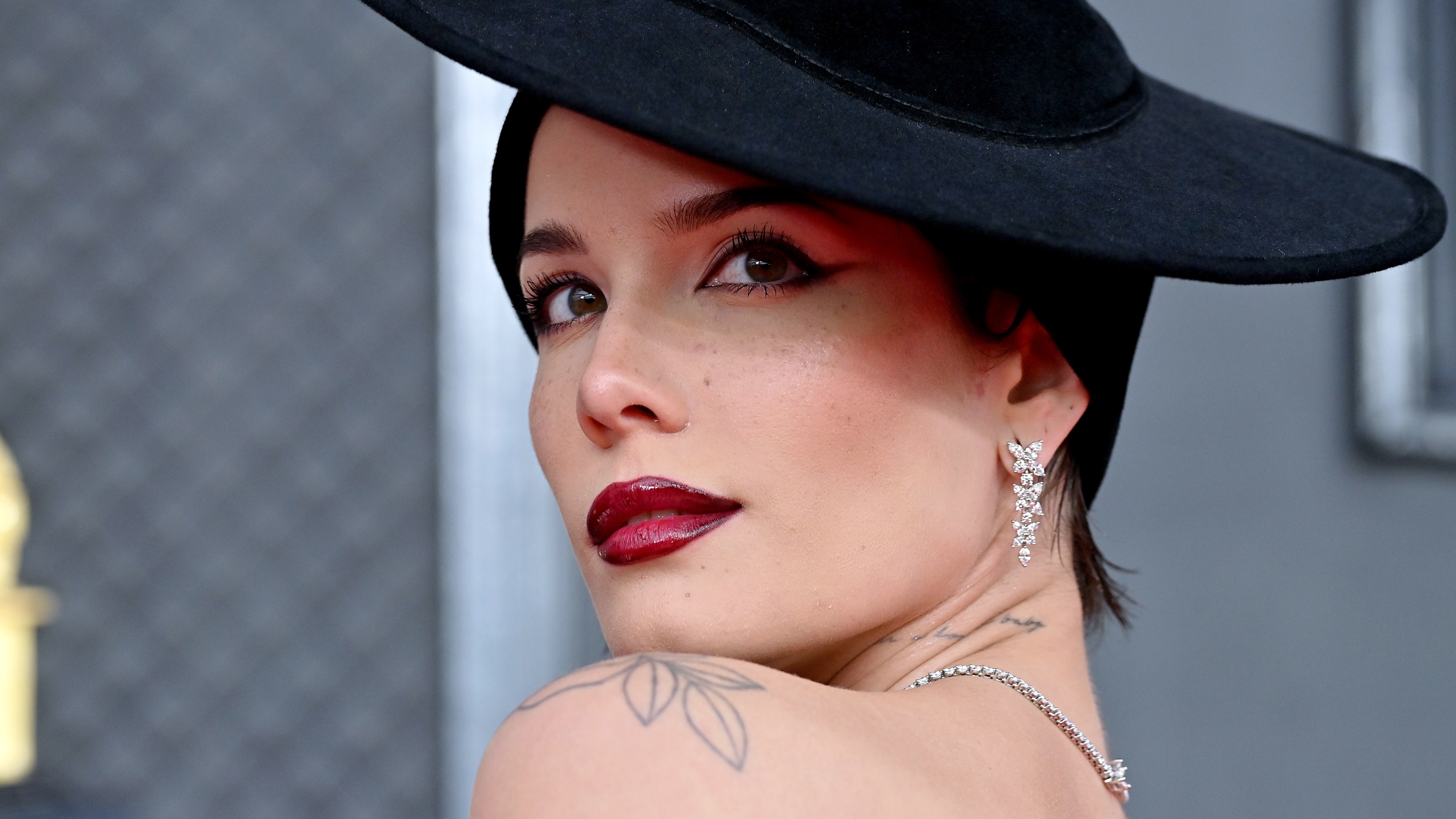 Halsey lleva el pelo largo y rubio de bruja del bosque: nuevos selfies sin maquillaje