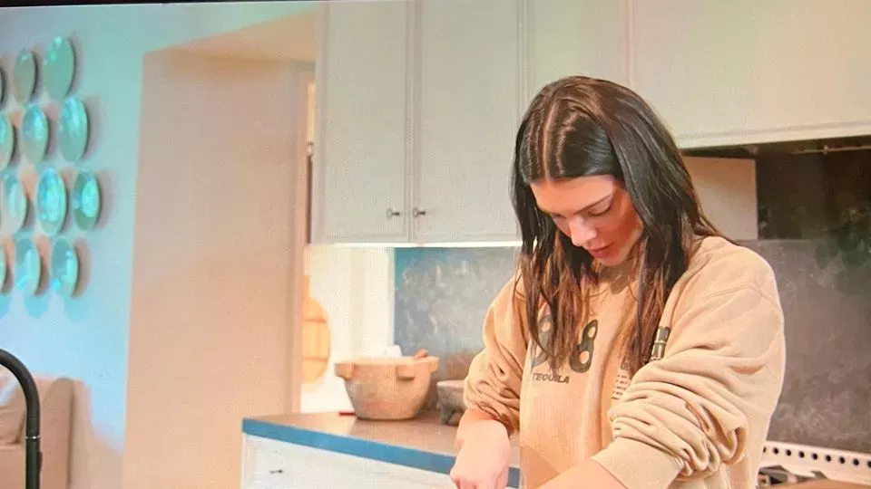 Internet está obsesionado con el extraño método de Kendall Jenner para cortar un pepino