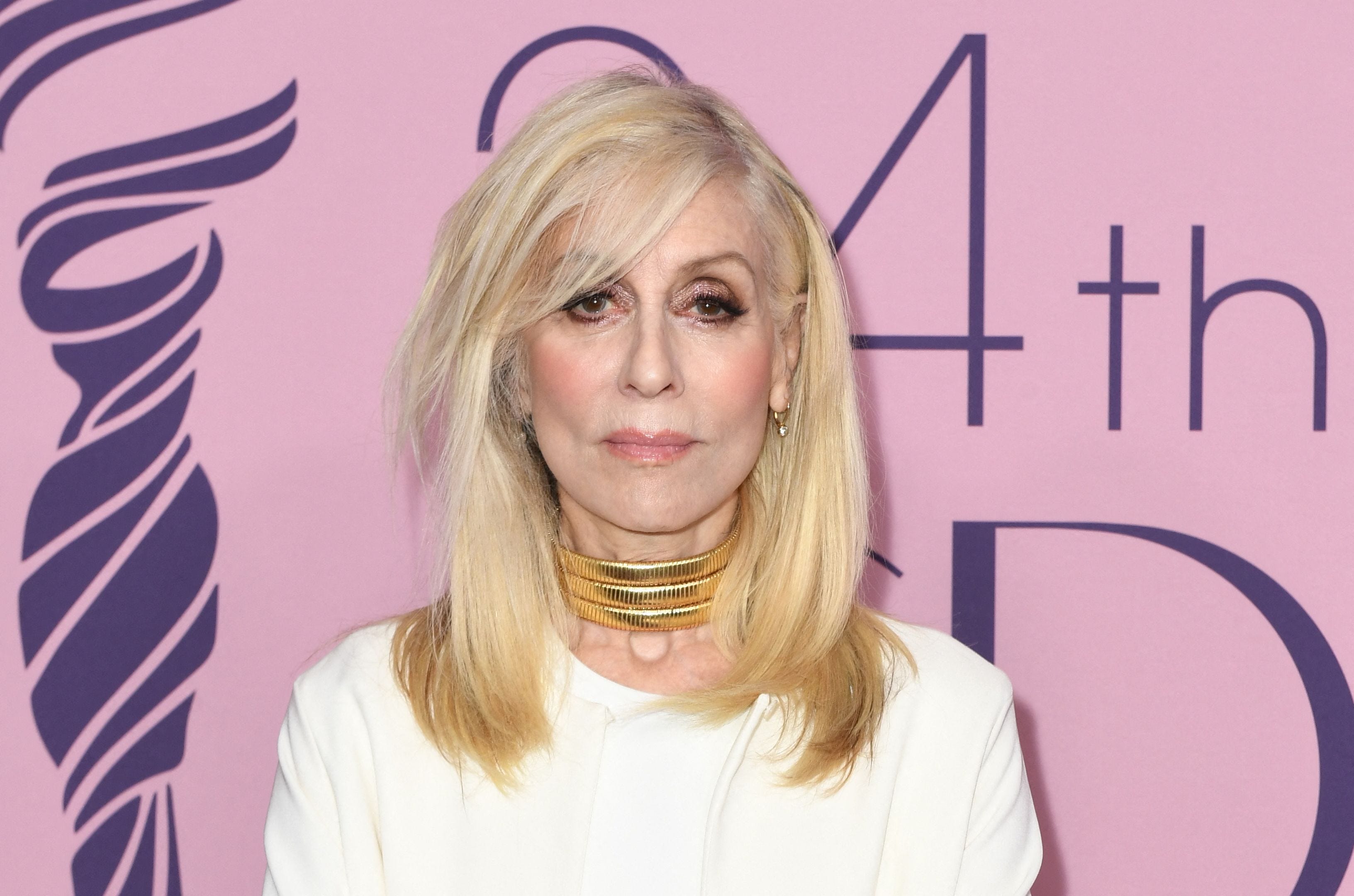 Judith Light, de 73 años, comparte su suero de ojos para tratar las arrugas y las patas de gallo