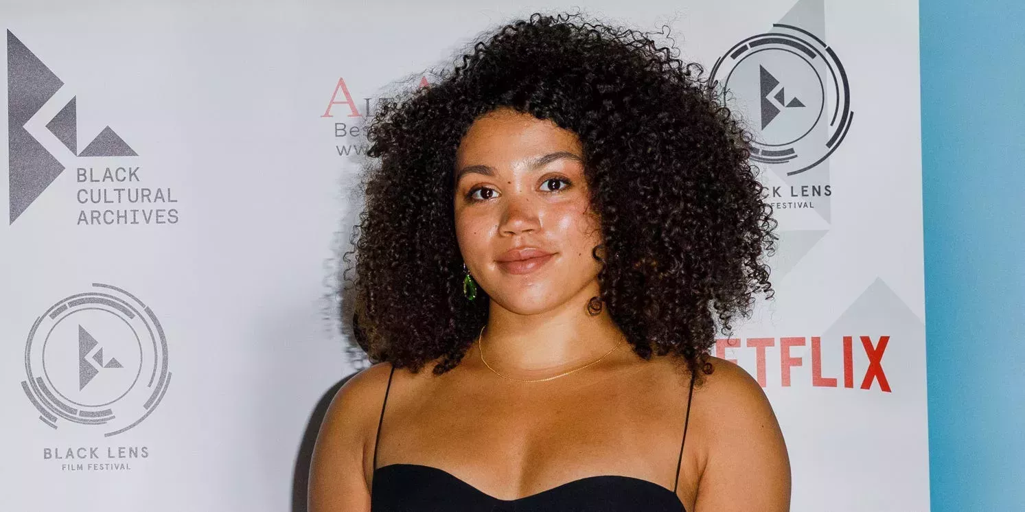 La estrella de 'Bridgerton' Ruby Barker es hospitalizada por problemas de salud mental tras sentirse