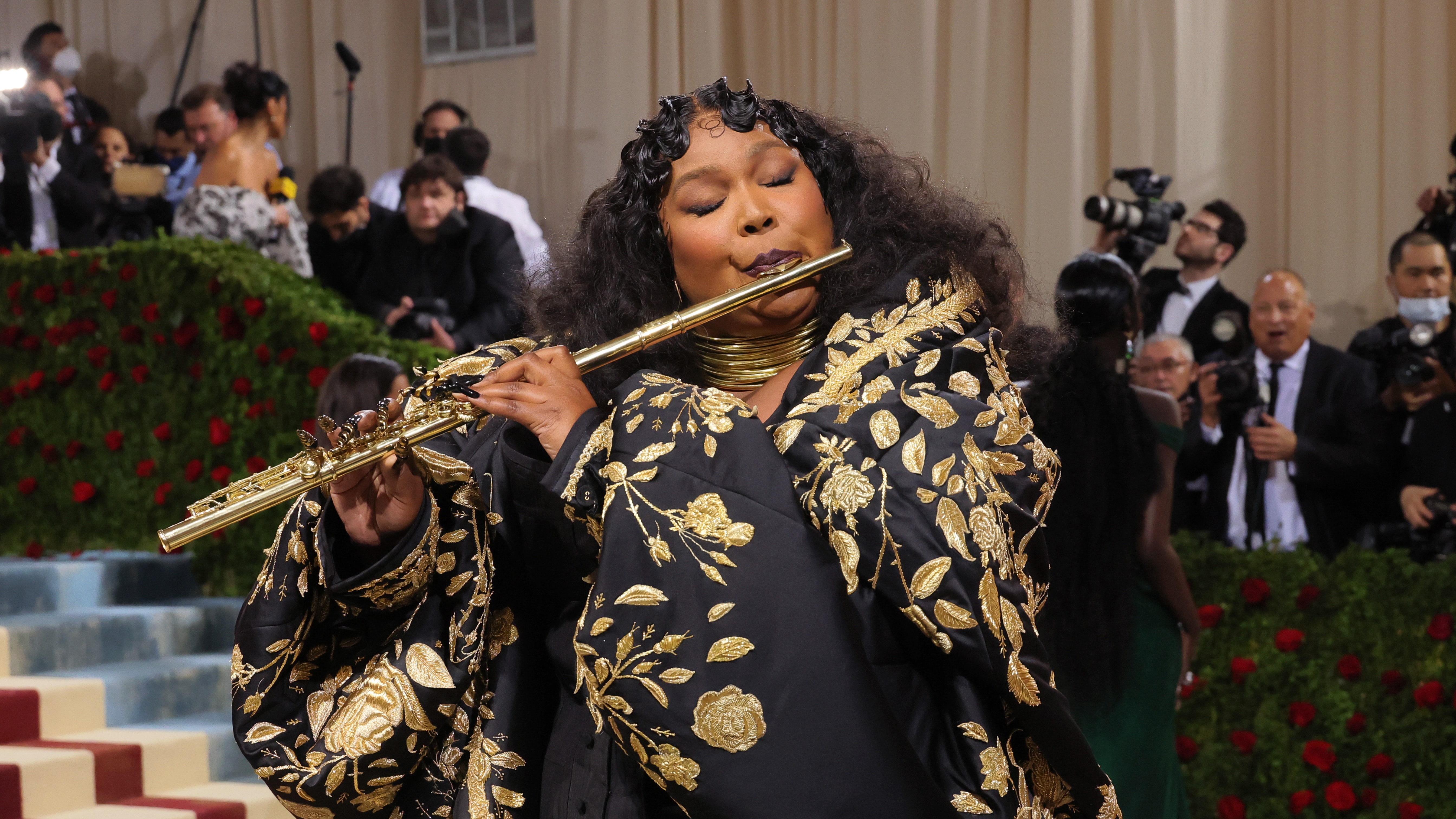 Las uñas metálicas en sacacorchos de Lizzo en la Gala del Met podrían sacar un ojo