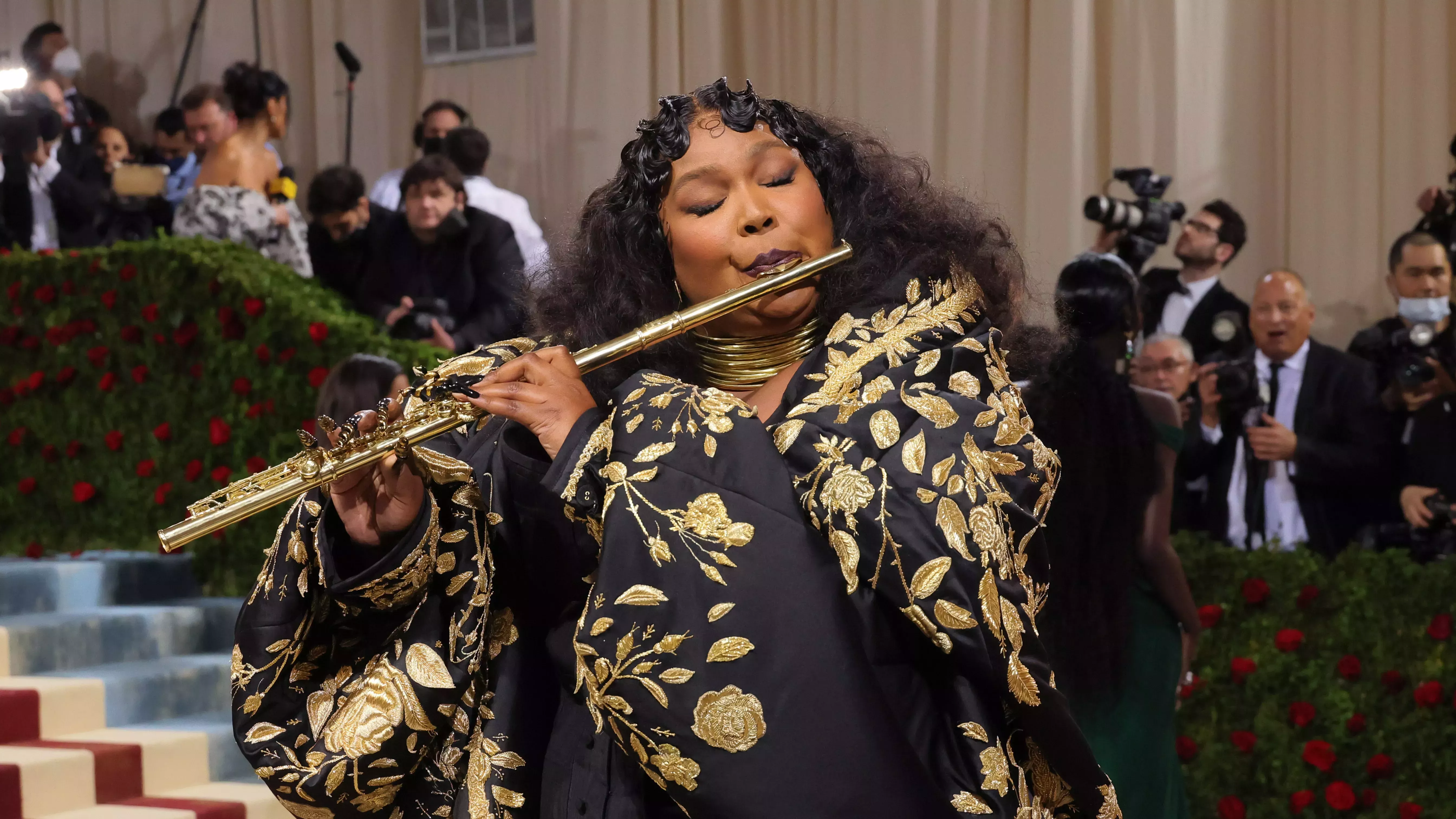 Las uñas metálicas en sacacorchos de Lizzo en la Gala del Met podrían sacar un ojo