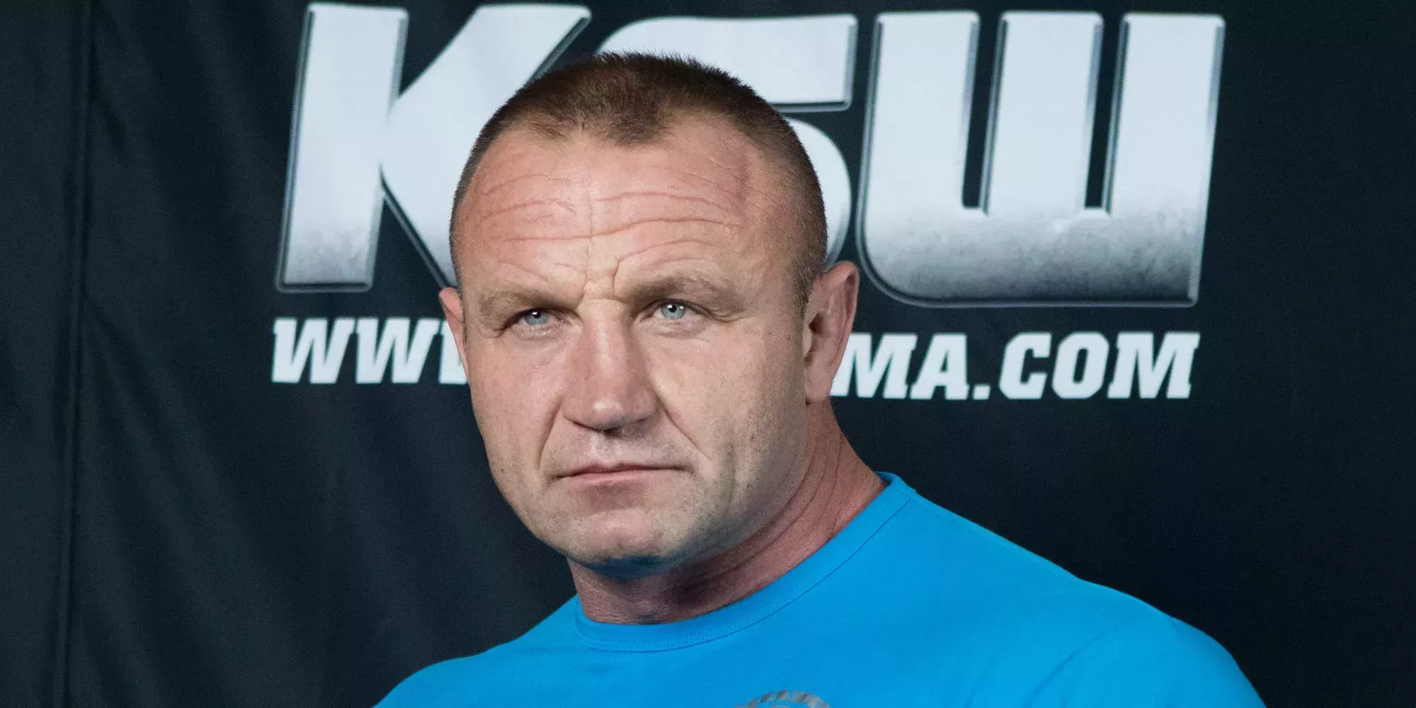 Un icónico forzudo dice que puede devorar '30 barras de chocolate, 2 cartones de leche y 5 libras de helado en la cama'