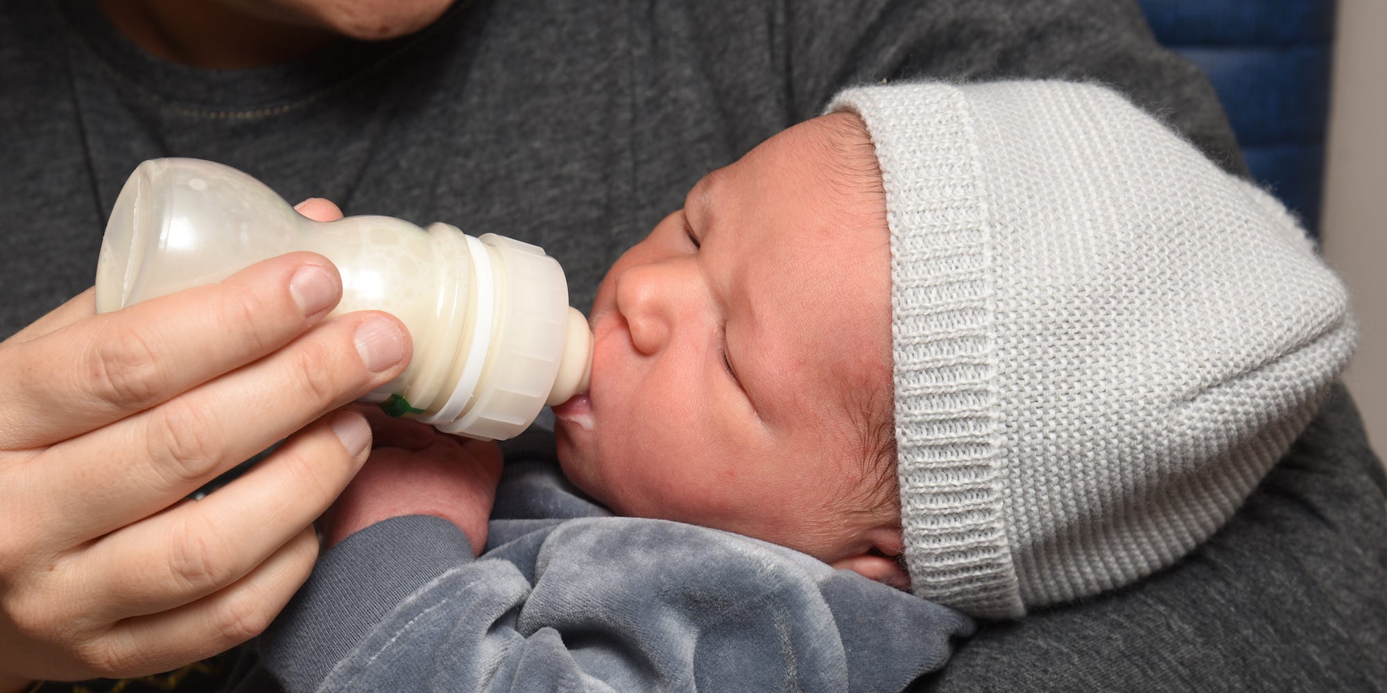 Bebes sufren convulsiones mortales después de tomar leche diluida