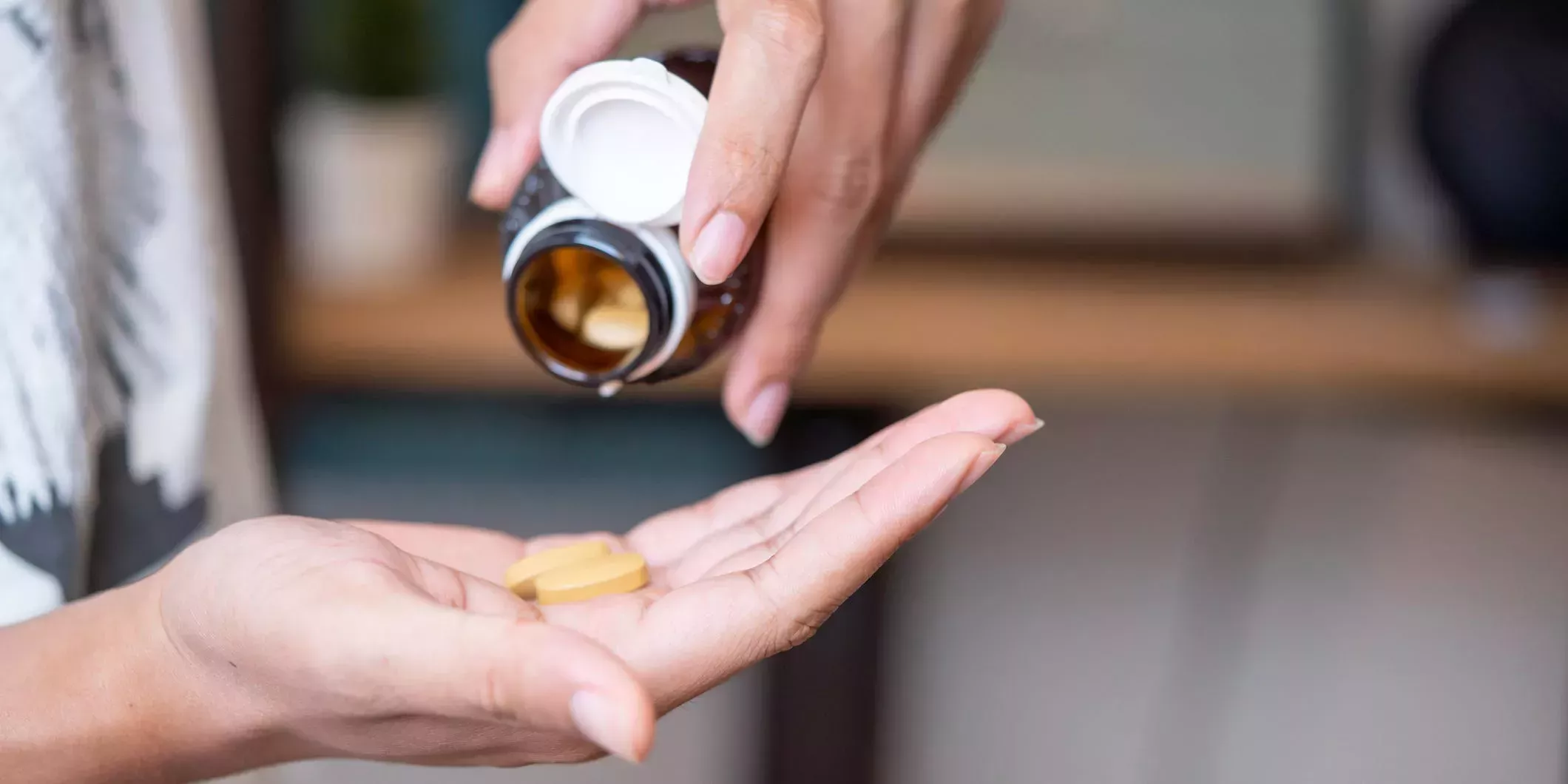 Una mujer fue hospitalizada después de tomar 6 veces la dosis recomendada de CBD junto con suplementos de hierbas durante meses