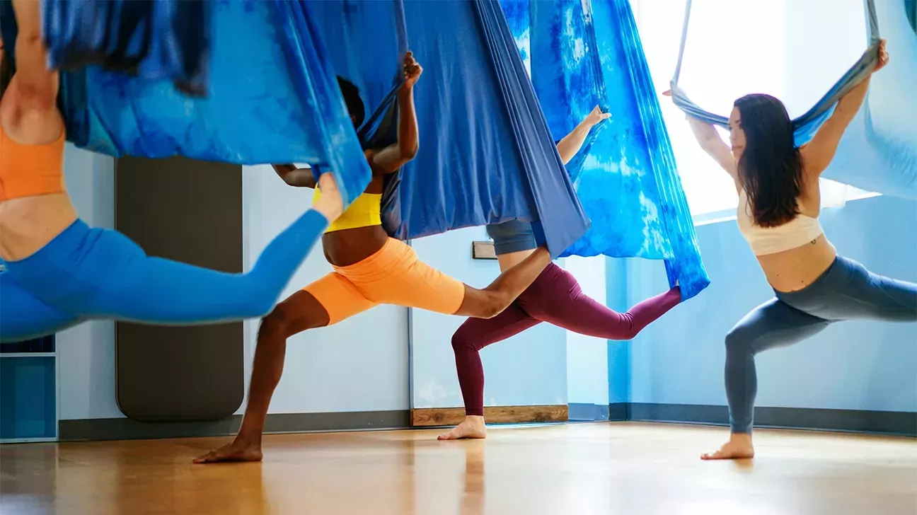 Yoga aéreo: cómo hacerlo, beneficios, seguridad y más
