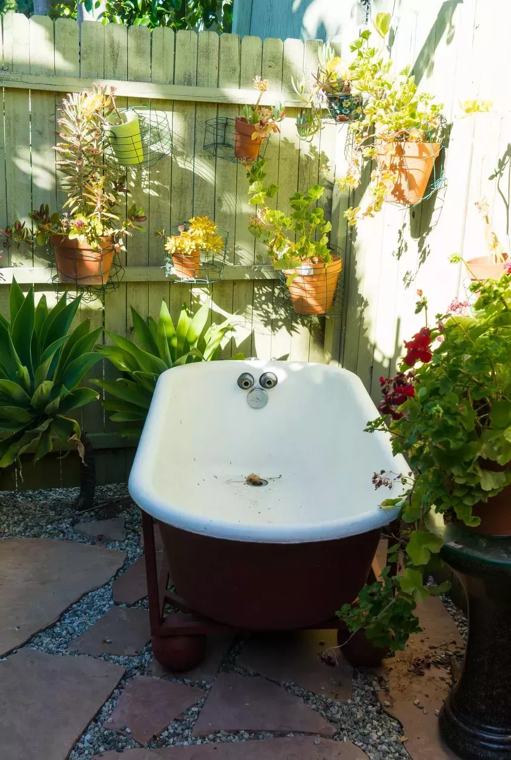 12 ideas de bañeras para exteriores que te harán desfallecer 