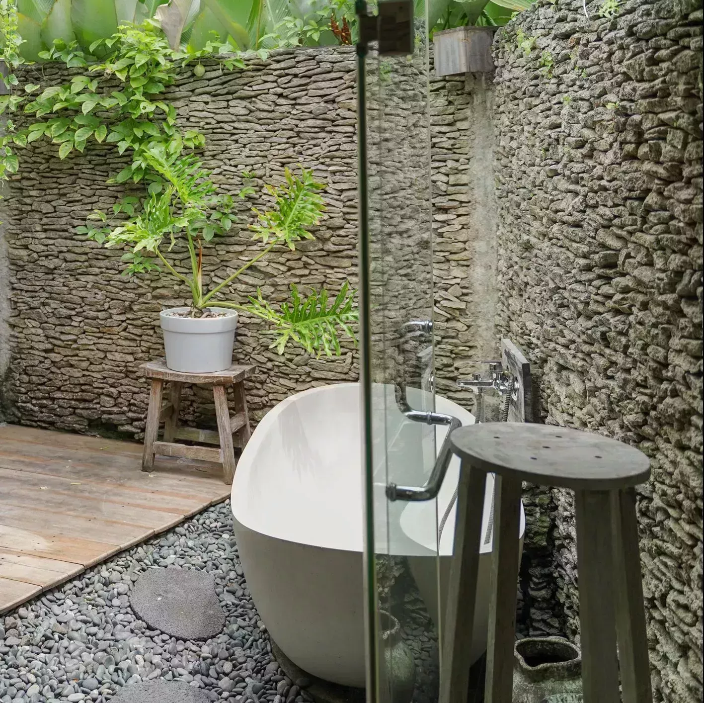outdoor tub ideas, outdoor tropical bathroom