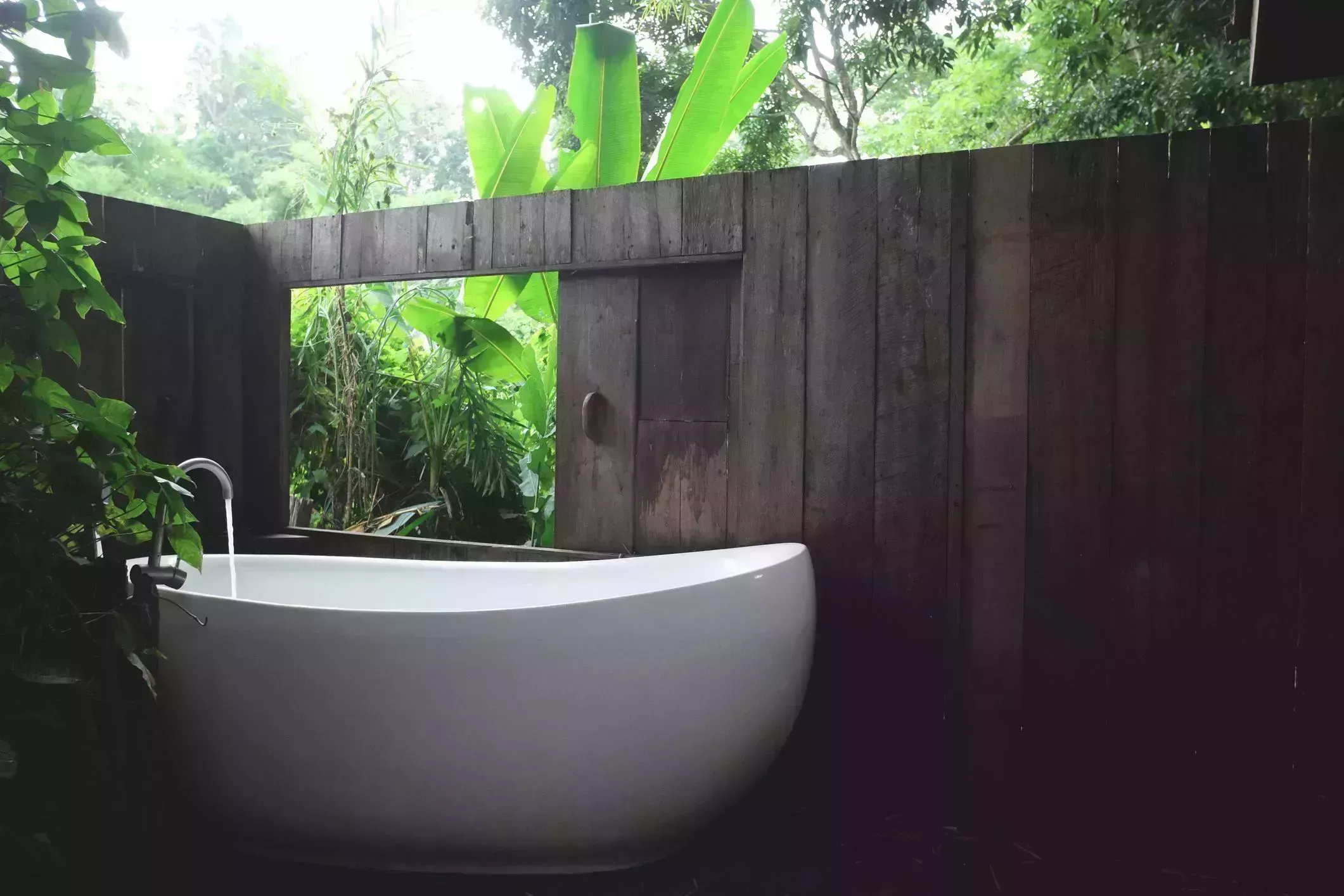 outdoor tub ideas, white bathtub in outdoor bath