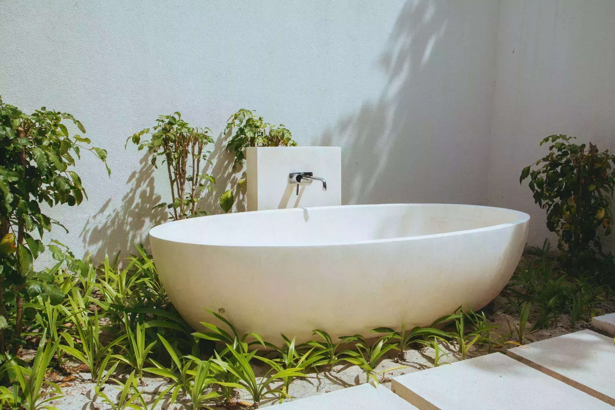 12 ideas de bañeras para exteriores que te harán desfallecer 