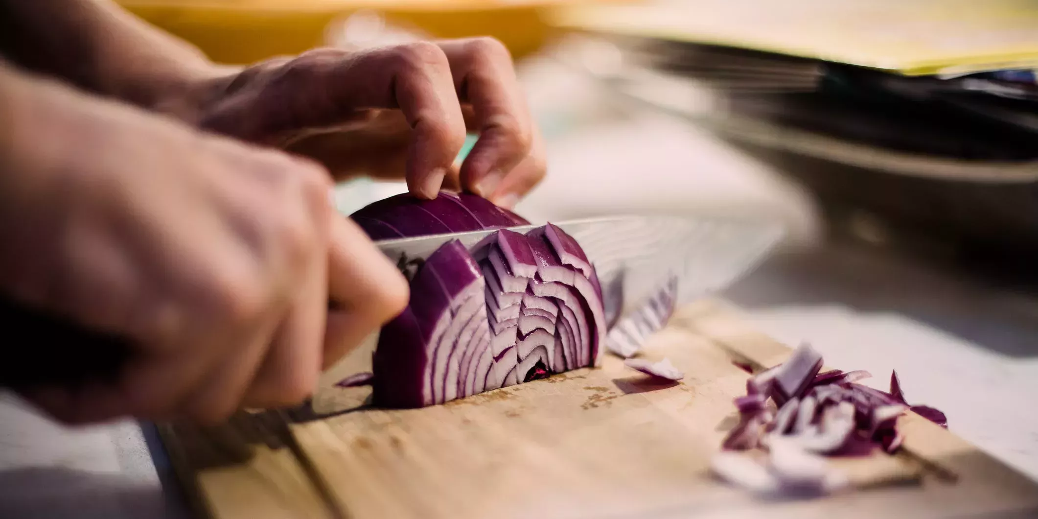 4 ingeniosos trucos que evitan el llanto al cortar cebollas