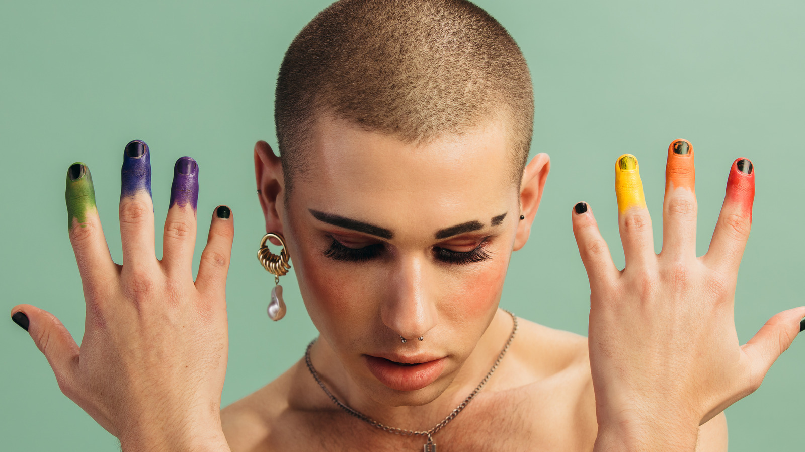 5 maquilladores queer que deberías seguir durante el mes del orgullo