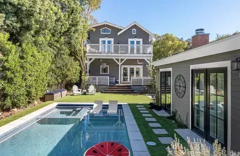 El interior de una reluciente casa de campo victoriana en California 