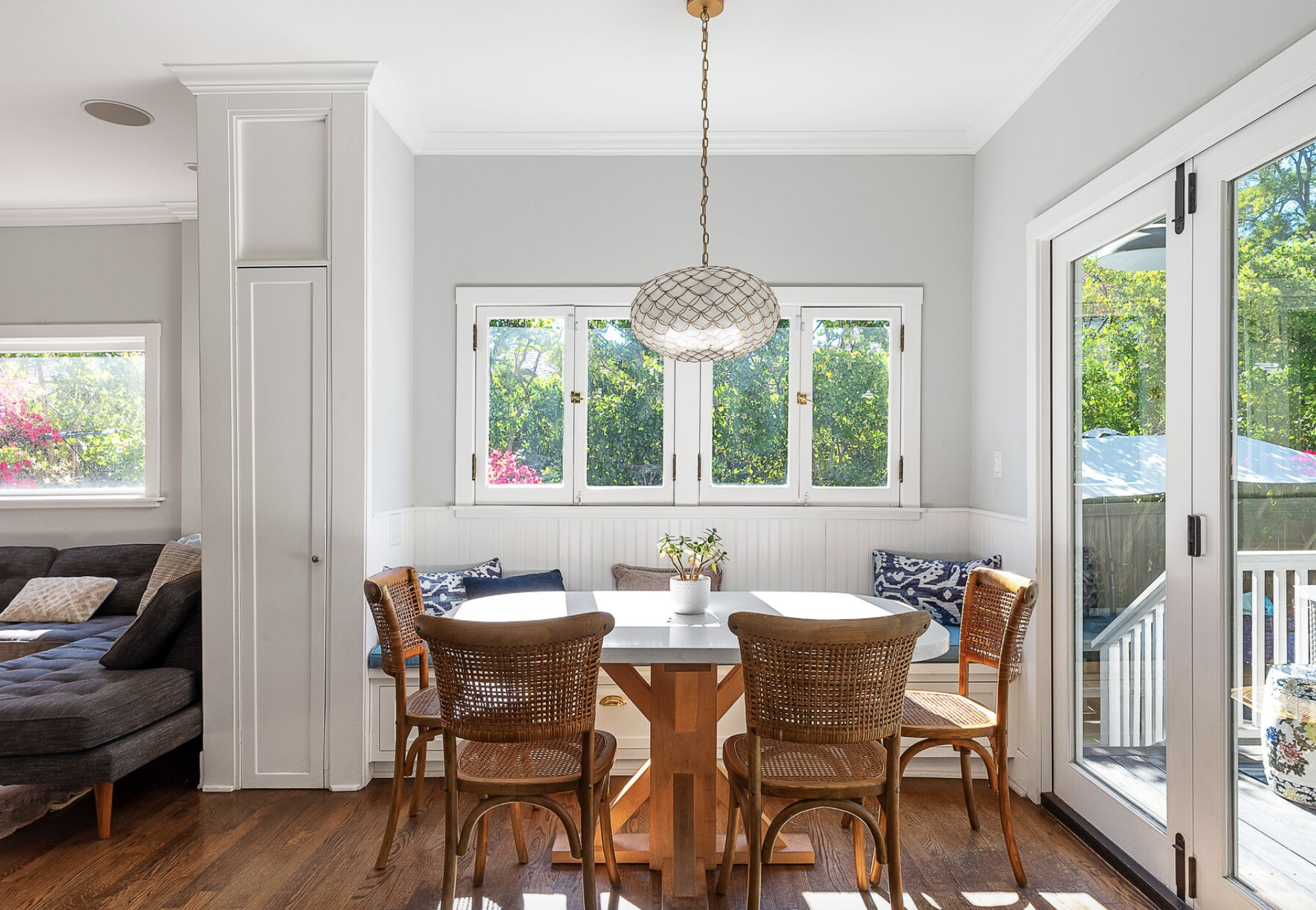 El interior de una reluciente casa de campo victoriana en California 