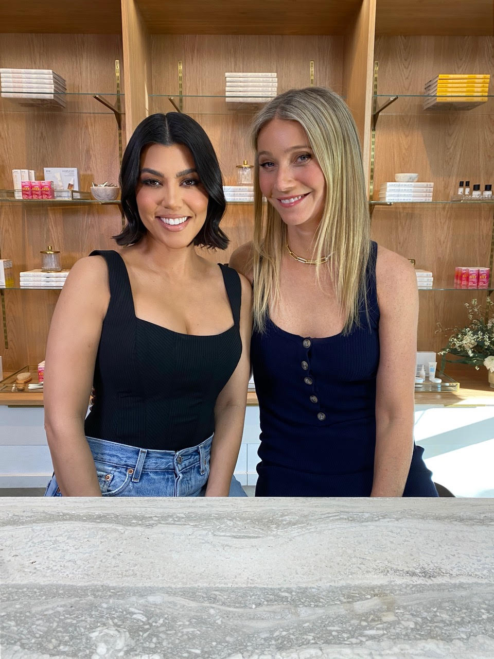 Es más que una vela: La colaboración entre Goop y Poosh