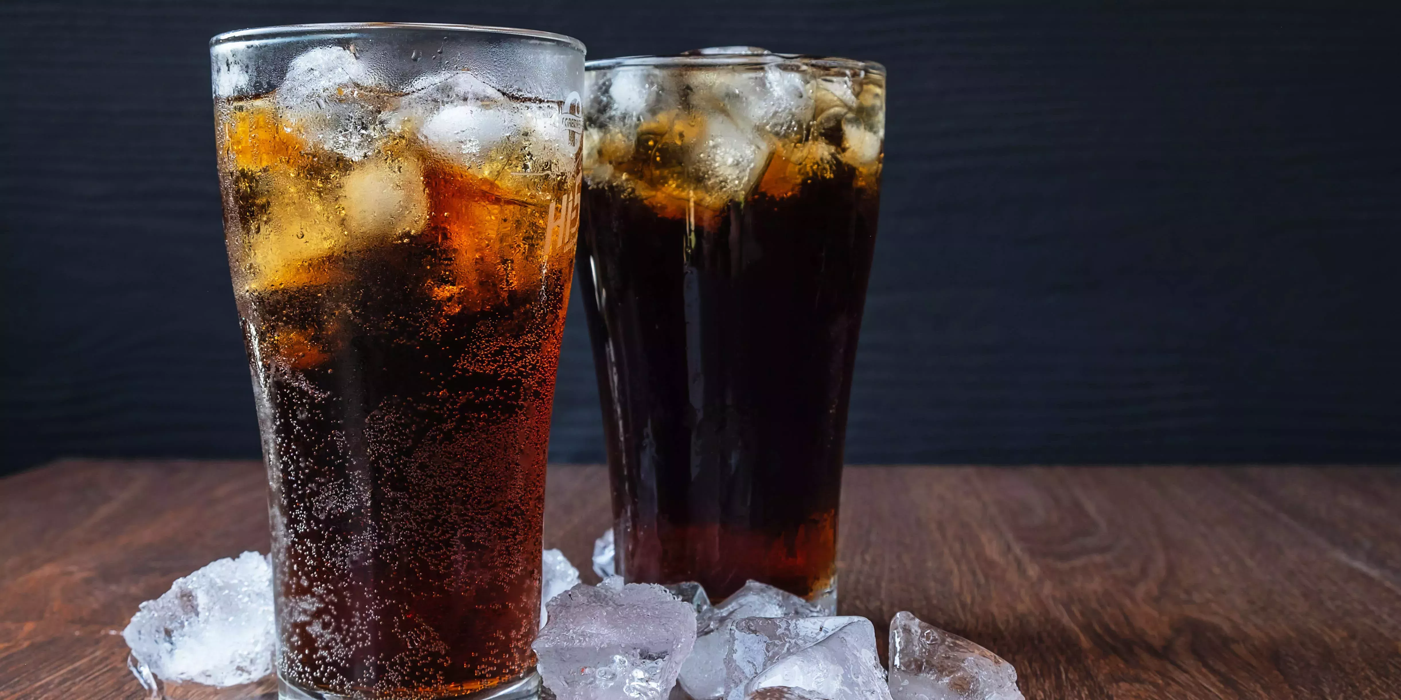 La receta de la 'Coca-Cola saludable' que se hace viral en TikTok mancha y erosiona más los dientes que la Coca-Cola, según los dentistas