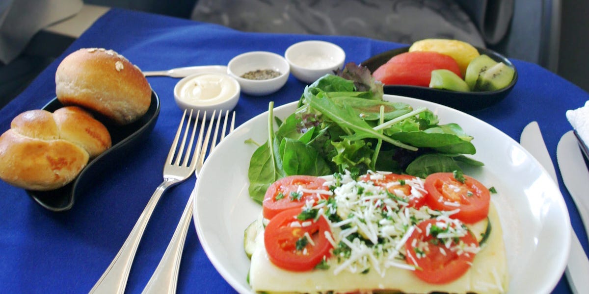 Esta azafata tuvo que atar a un pasajero a su asiento