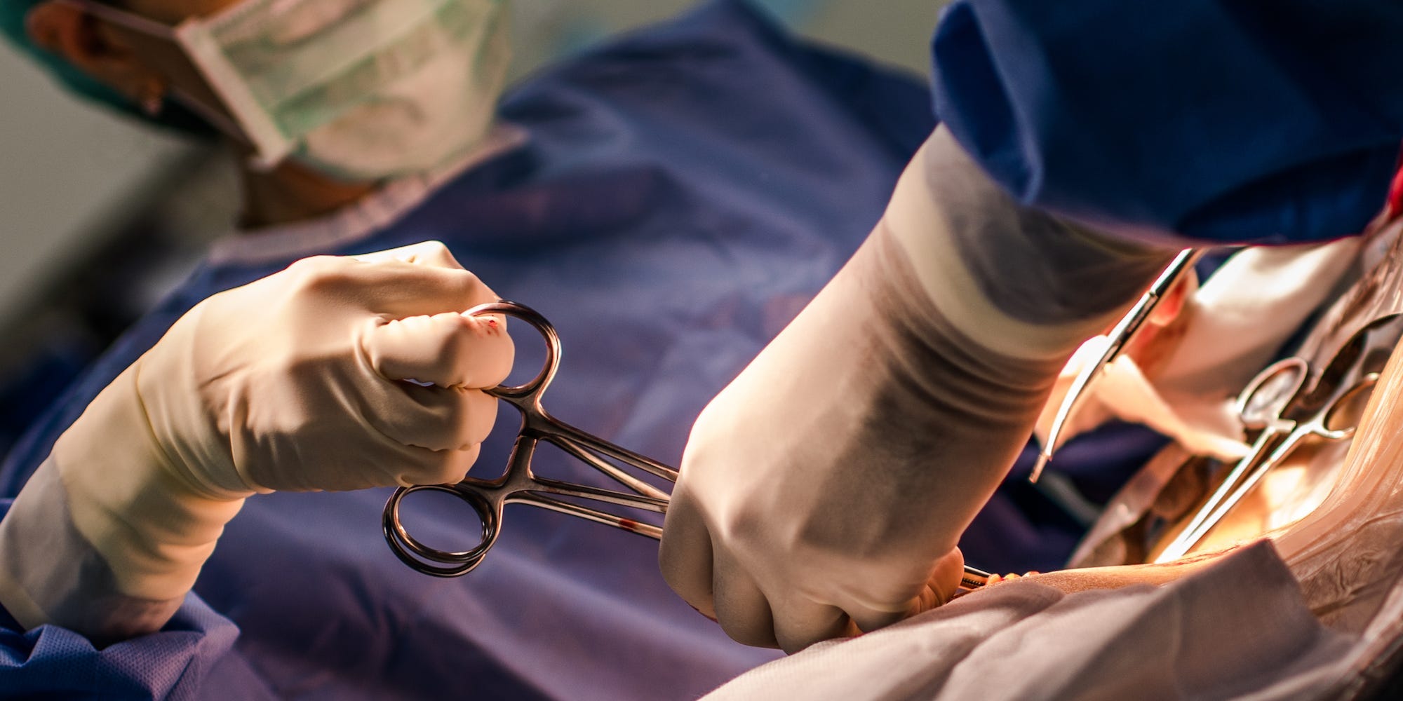 Una madre dice que durante un año se descartó su intenso dolor como si fuera ansiedad. Entonces, mientras se sometía a una cesárea, se enteró de que tenía un cáncer terminal.