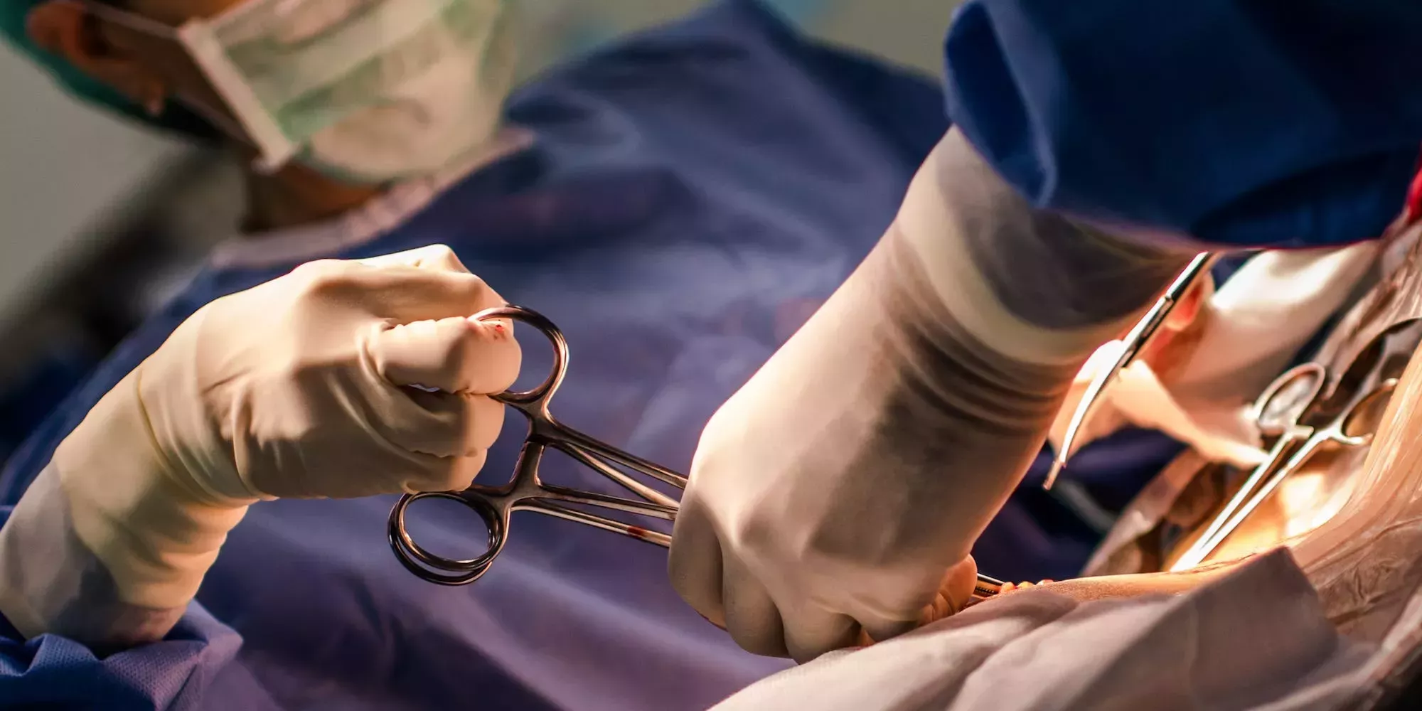 Una madre dice que durante un año se descartó su intenso dolor como si fuera ansiedad. Entonces, mientras se sometía a una cesárea, se enteró de que tenía un cáncer terminal.