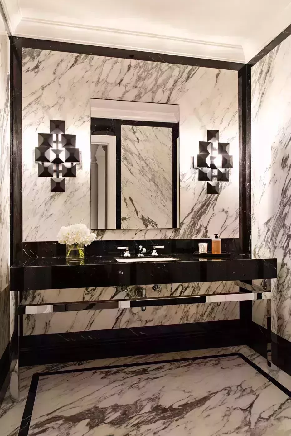 20 interiores inspiradores que muestran brillantes ideas de iluminación para el baño 