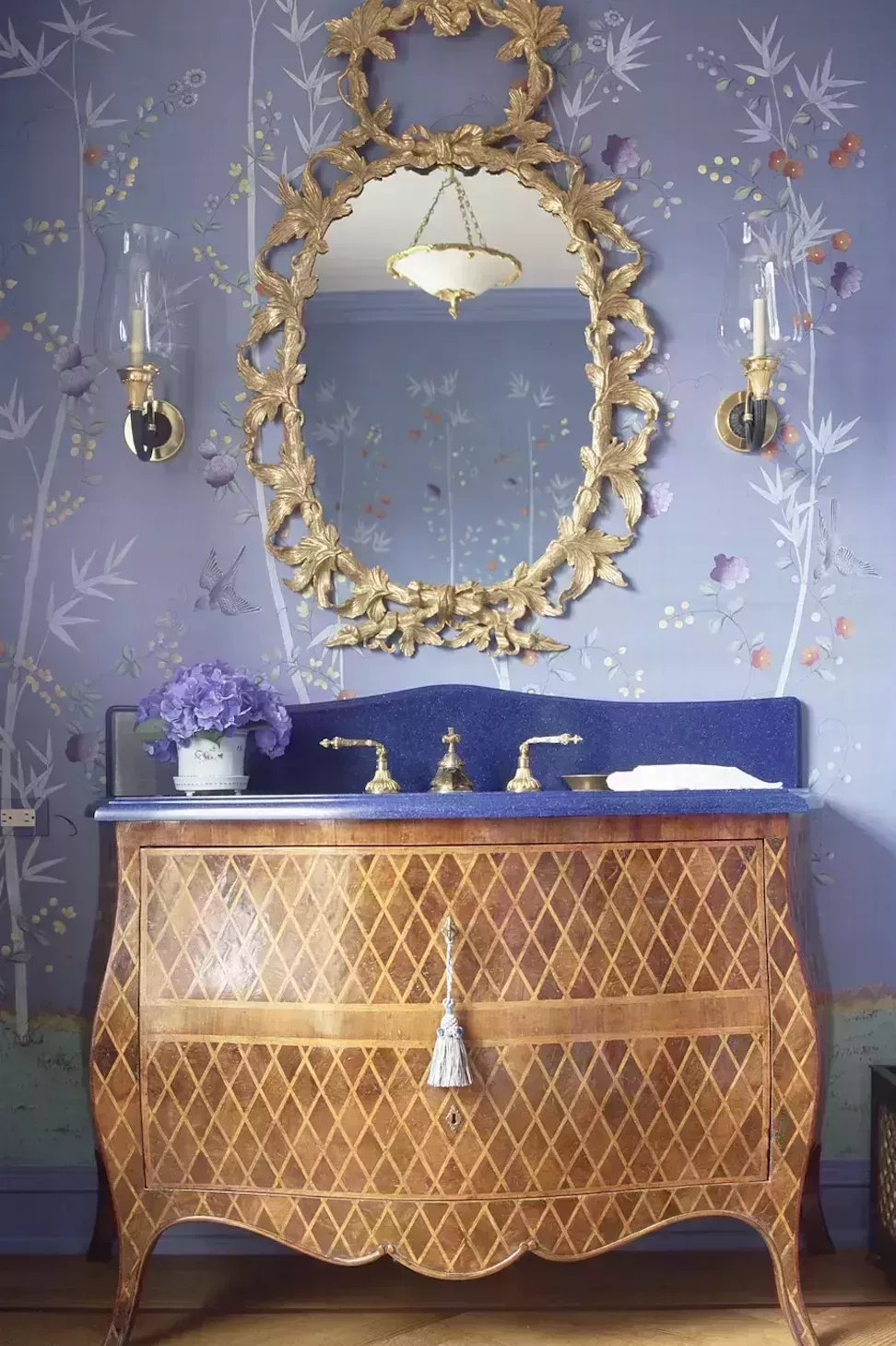 20 interiores inspiradores que muestran brillantes ideas de iluminación para el baño 