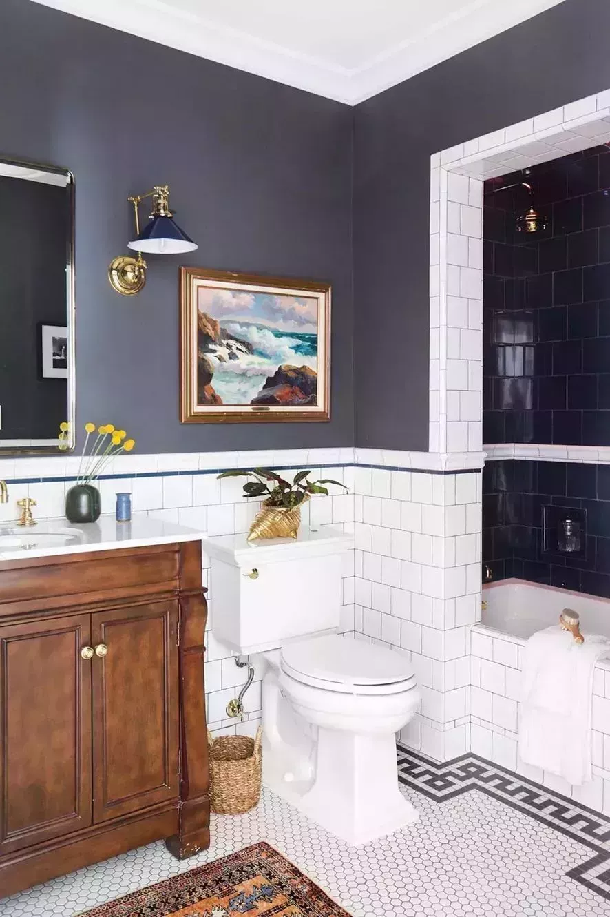 20 interiores inspiradores que muestran brillantes ideas de iluminación para el baño 