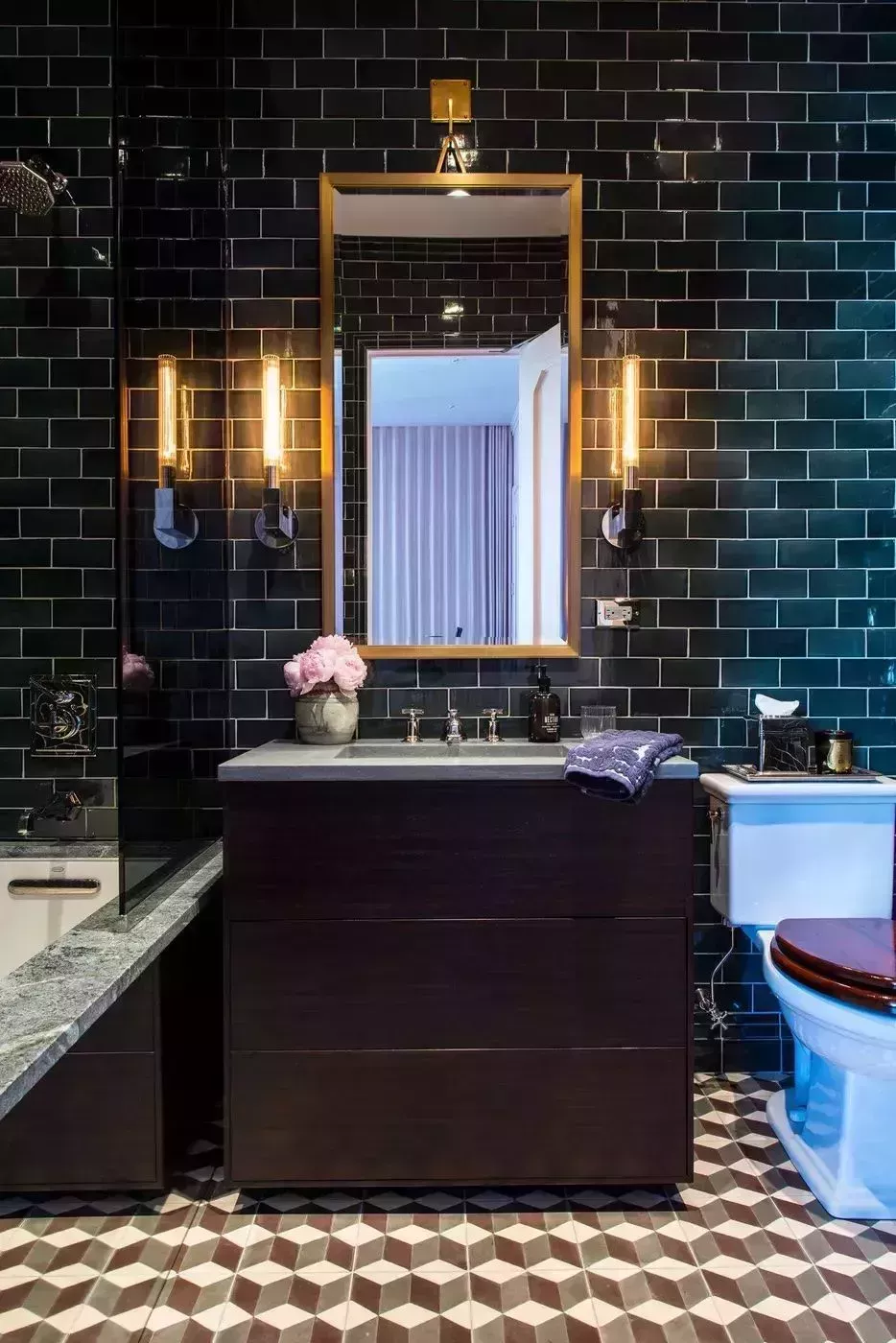 20 interiores inspiradores que muestran brillantes ideas de iluminación para el baño 