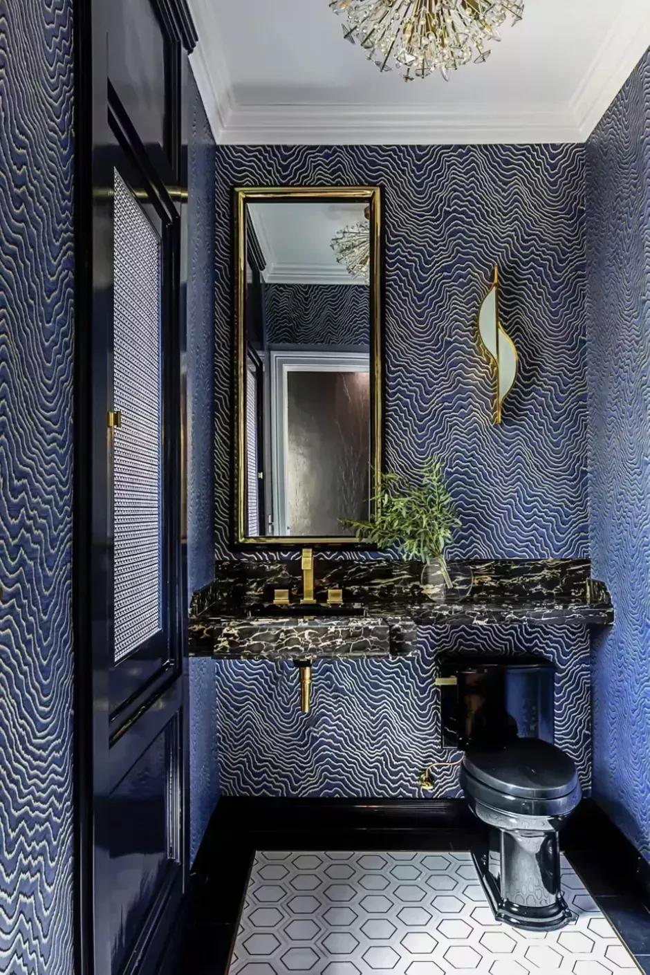 20 interiores inspiradores que muestran brillantes ideas de iluminación para el baño 