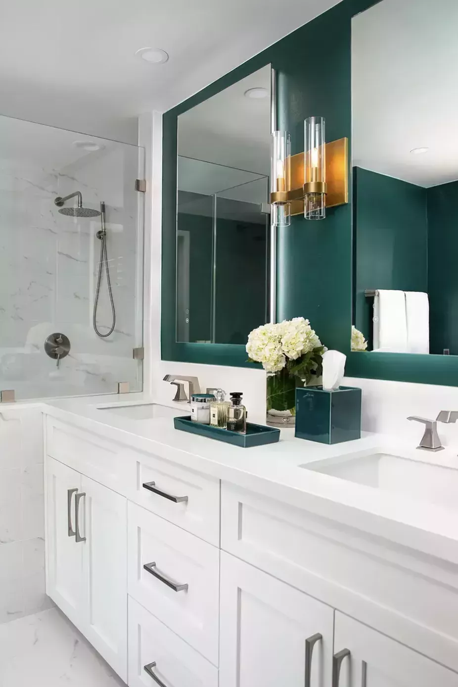 20 interiores inspiradores que muestran brillantes ideas de iluminación para el baño 