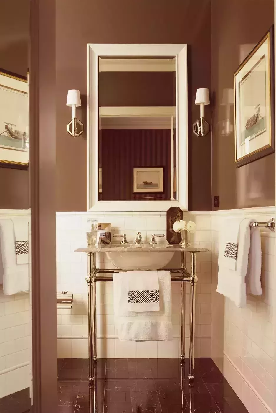 20 interiores inspiradores que muestran brillantes ideas de iluminación para el baño 