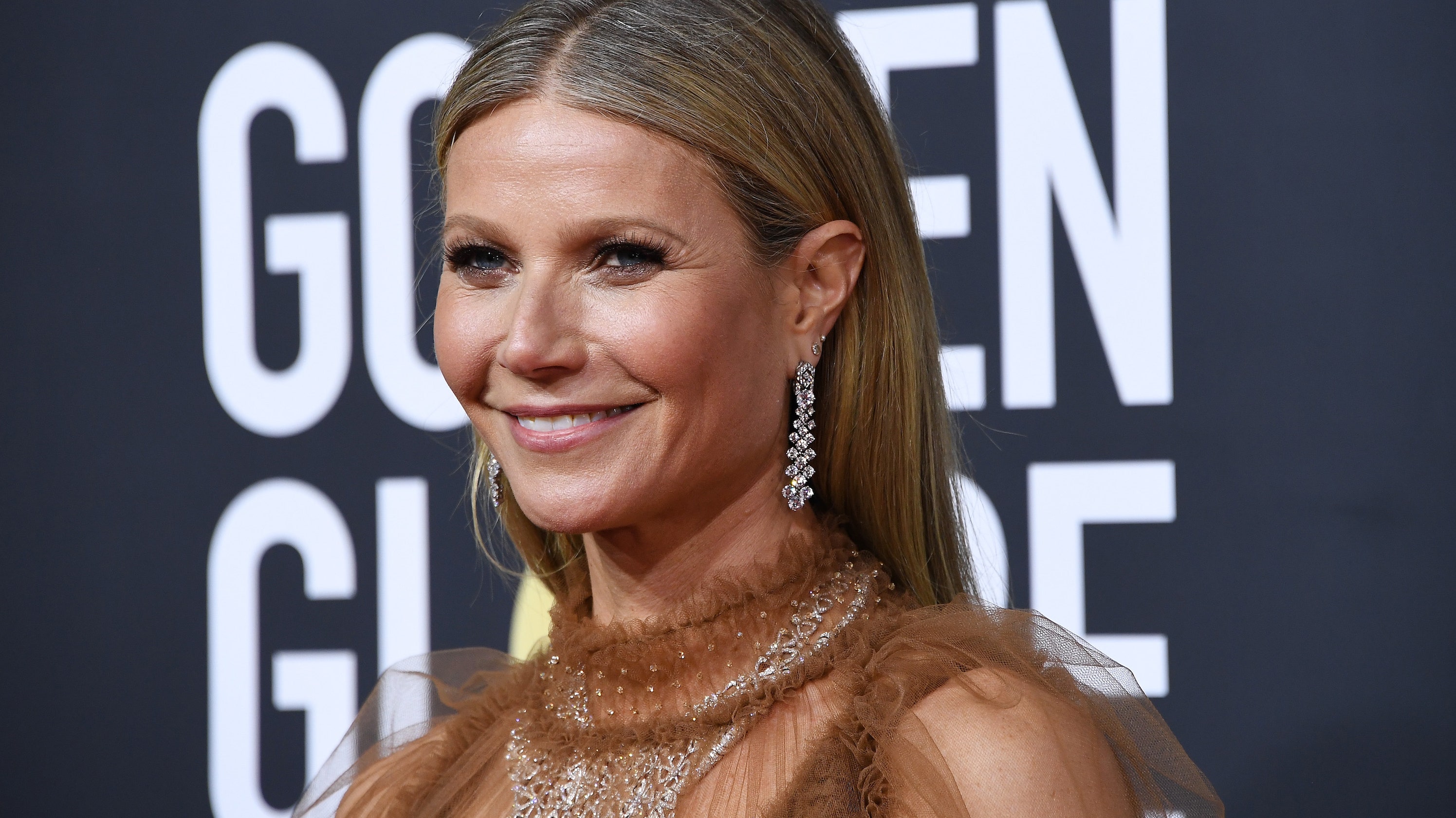Así que, um, ¿Gwyneth Paltrow pensó que el suero glaseado de Hailey Bieber era lubricante?