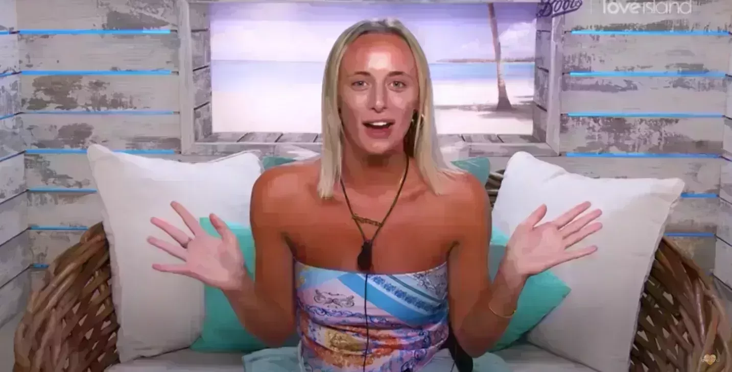 El atractivo duradero de la botella de agua de Love Island