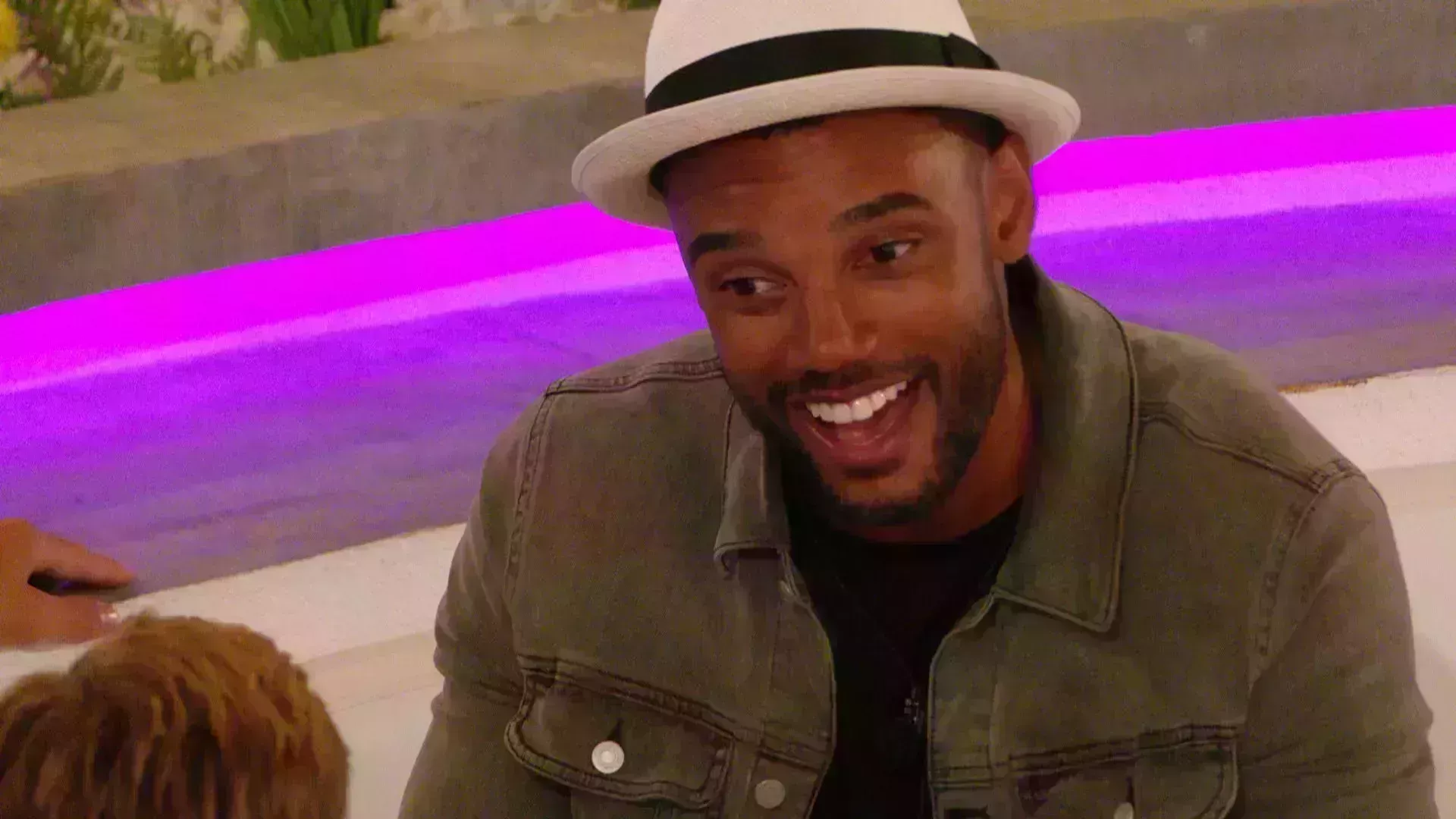 El atractivo duradero de la botella de agua de Love Island