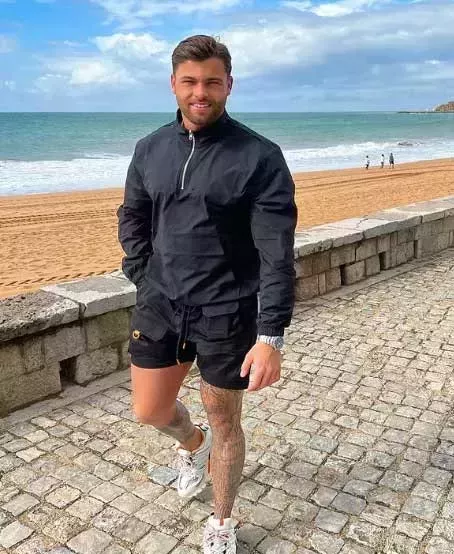 El atractivo duradero de la botella de agua de Love Island