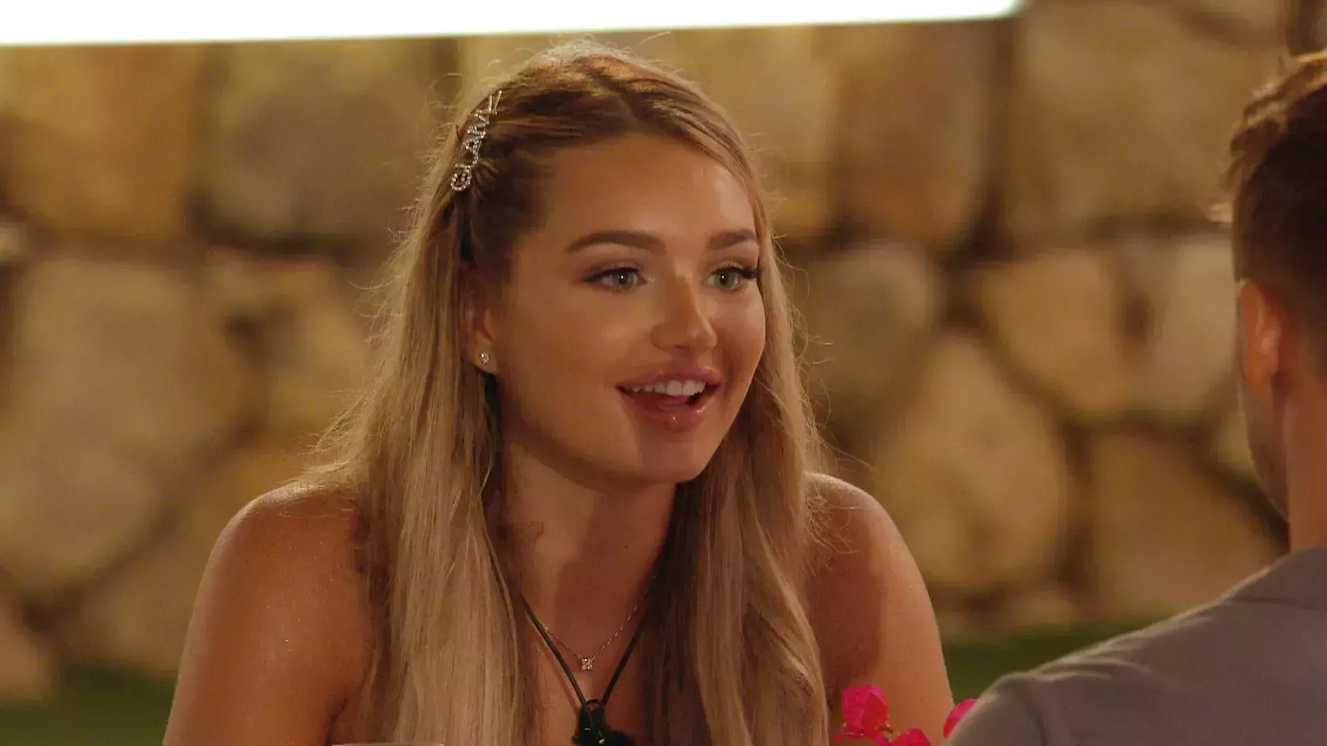 El atractivo duradero de la botella de agua de Love Island