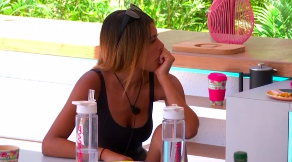 El atractivo duradero de la botella de agua de Love Island