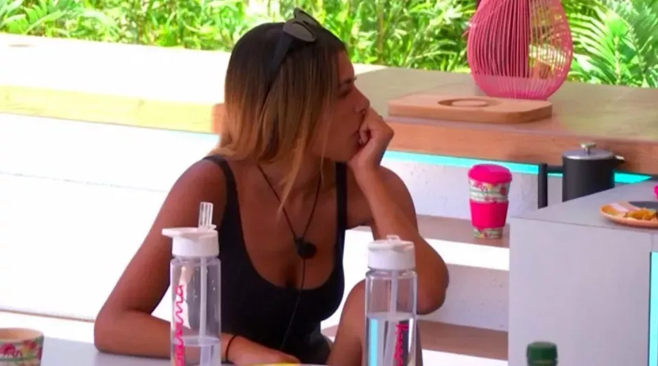 El atractivo duradero de la botella de agua de Love Island