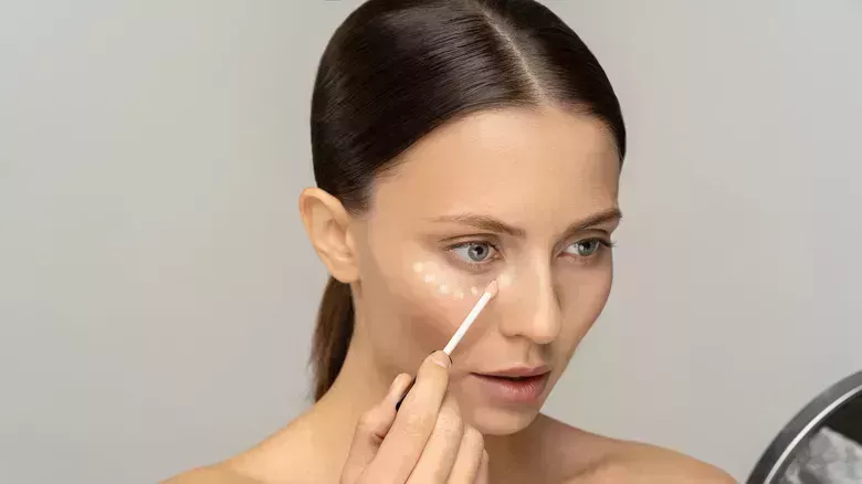 El fácil truco del corrector de la influencer de belleza aclara las ojeras
