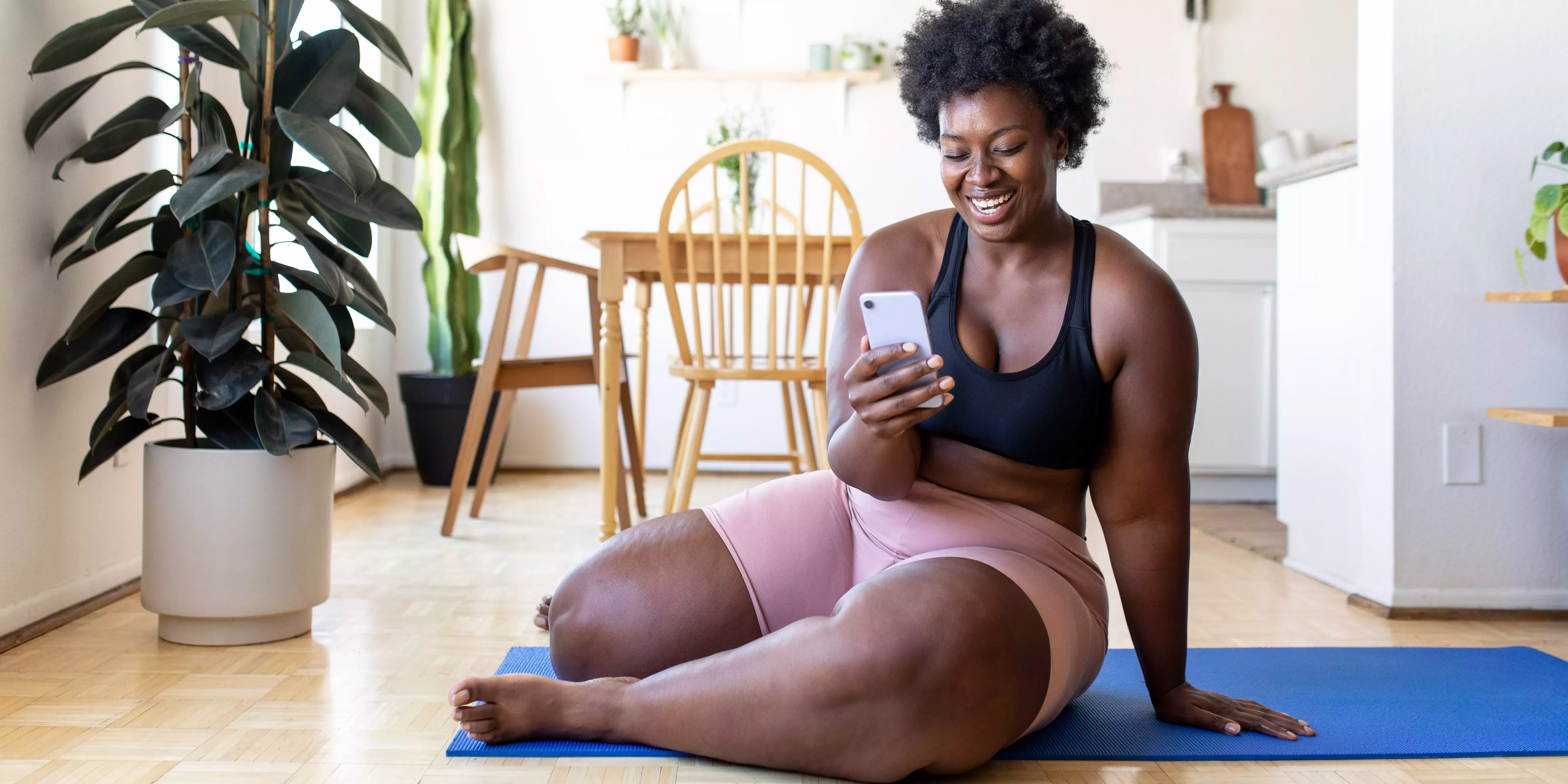 Estoy pensando en dejar el gimnasio para ahorrar dinero. Qué debo buscar en un programa de fitness online o en un entrenador para entrenar en casa?