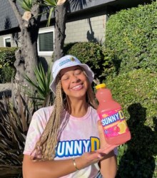 Nia Sioux habla de la moda de verano y de sus planes de futuro